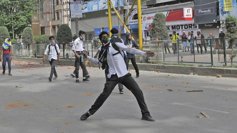 Students Riot,J&K news,Kashmir news,Security Forces in Kashmir, Students against Security Forces , Kashmir Valley,Students protest against Security Forces,Students vs Security Forces,Students fight in Kashmir Valley
