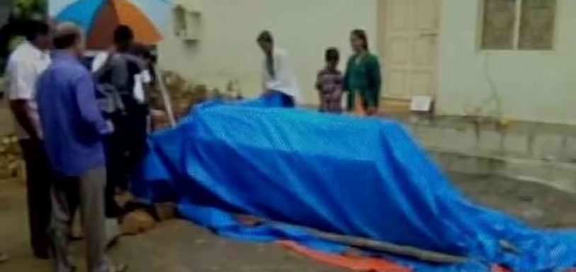 Mango-News Hyderabad Woman Spends Night On Road With dead son, dead body on the road,Dengue fever,Woman with son dead body ,Hyderabad Woman with her dead son,Hyderabad Woman on the street with her dead son