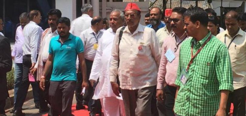 Farmers March To Mumbai: Farmer Delegates To Meet CM Fadnavis Farmers March Mumbai,Farmer Delegates Meet CM Fadnavis,Mango News,Breaking News Headlines,Latest News Live Updates,Politics News India,Mumbai Farmer Protest Updates,Maharashtra Chief Minister Devendra Fadnavis,All India Kisan Sabha,Farmers Reached State Assembly in Mumbai