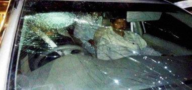 Delhi Chief Minister Arvind Kejriwal's car attacked by protesters 