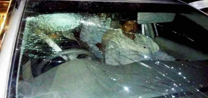 Delhi Chief Minister Arvind Kejriwal's car attacked by protesters