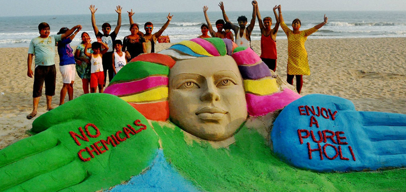 International sand artist Manas Kumar Sahoo dedicates sculpture on Holi