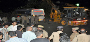 5 killed over 20 injured in a road accident on Vijayawada-Hyderabad highway
