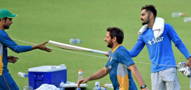Indian cricketer Virat Kholi gifts bat to Pakistan player Mohammad Amir