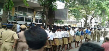 RSS stand in que to donate blood for Kollam’s Puttingal temple fire victims