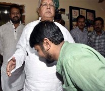 Kanhaiya Kumar touches Lalu Prasad Yadav's feet