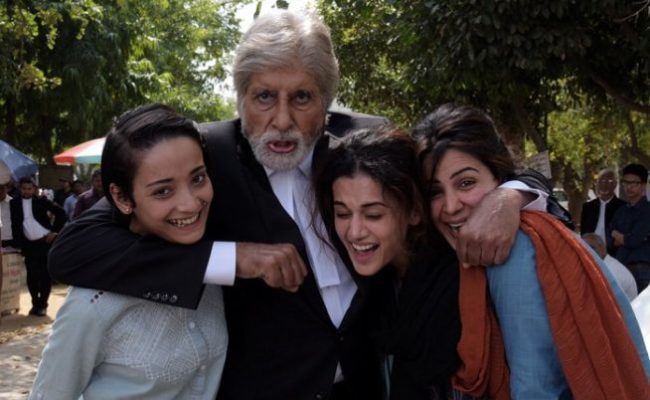 amitabh-bachchan-taapsee-pannu-on-the-sets-pink-e1473240276381-650x400