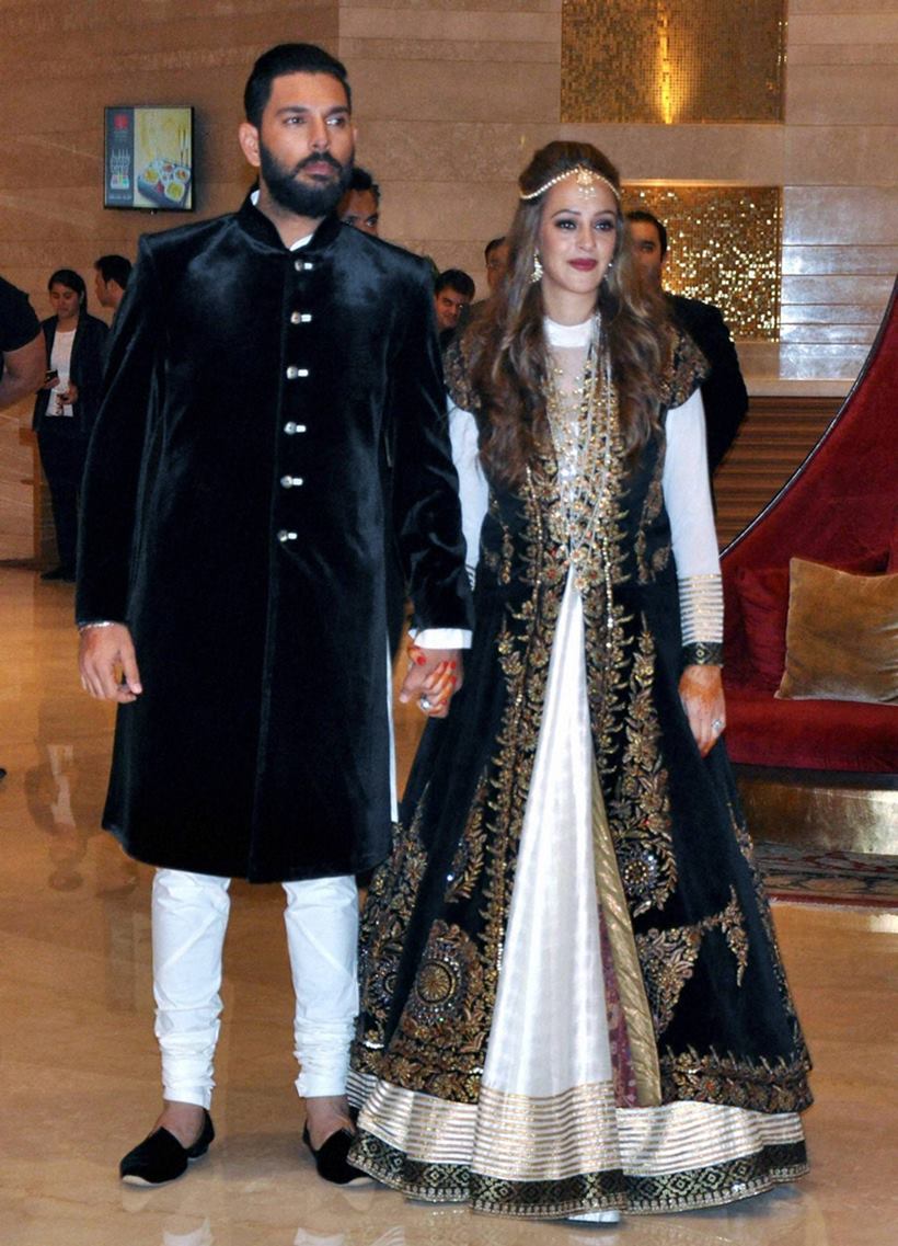 RPT: Chandigarh: Cricketer Yuvraj Singh with Hazel Keech during their Ring Ceremony at a hotel in Chandigarh on Tuesday. PTI Photo(PTI11_29_2016_000328B)