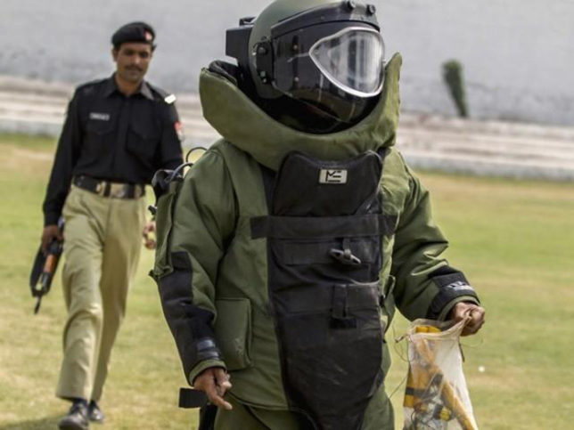 pakistani woman in bomb disposal unit rafia