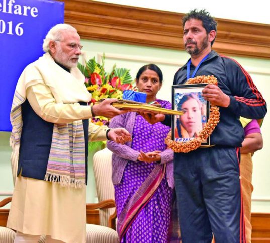 Payal-girl -Bravery-award-from-JK