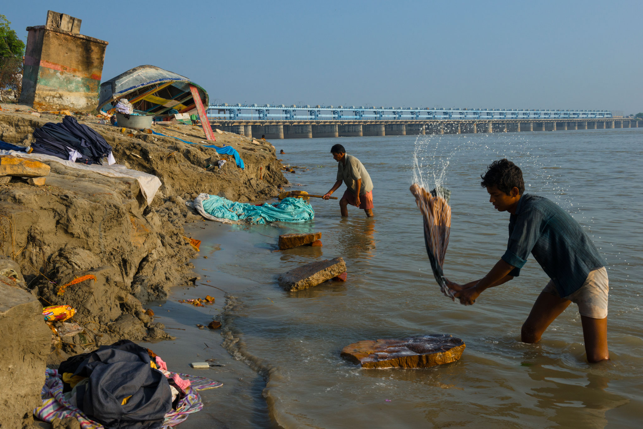 Нападение реки. Река в Индии ганг самая грязная. Река инд в Индии загрязненная.