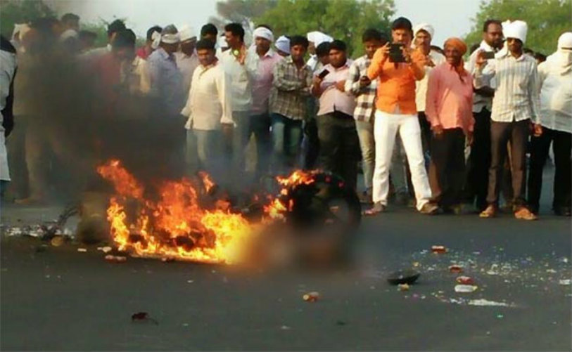 Man Burns To Death ,Crowd Watches Man Burns,Man Burns himself,Man Burns himself alive,Man Burns himself in Maharastra,Burn To Death