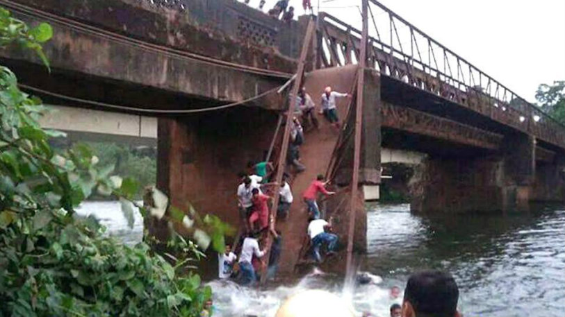 Goa bridge Collapses,goa bridge accident,Footbridge in Goa Collapses, Goa Footbridge incident,Goa,Goa news,Chief Minister Manohar Parrikar ,footbridge Collapsed Zuari river, Footbridge collapsed at Sanvordem