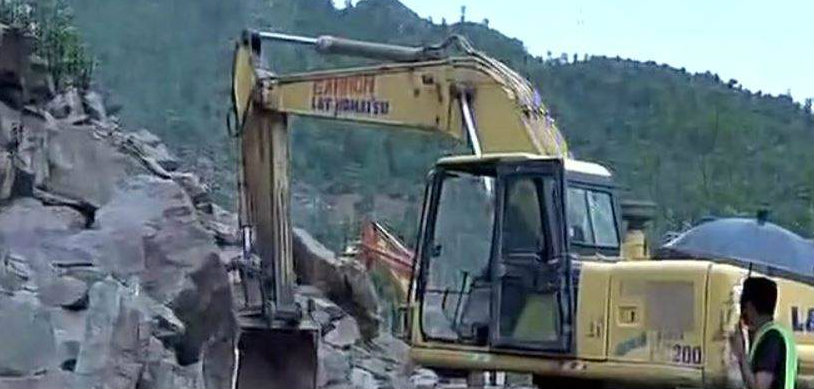 Jammu Srinagar National Highway,Srinagar Land Slides ,landslides on highway,Nashri tunnel ,Kashmir Landslide 2017,Kashmir Landslide