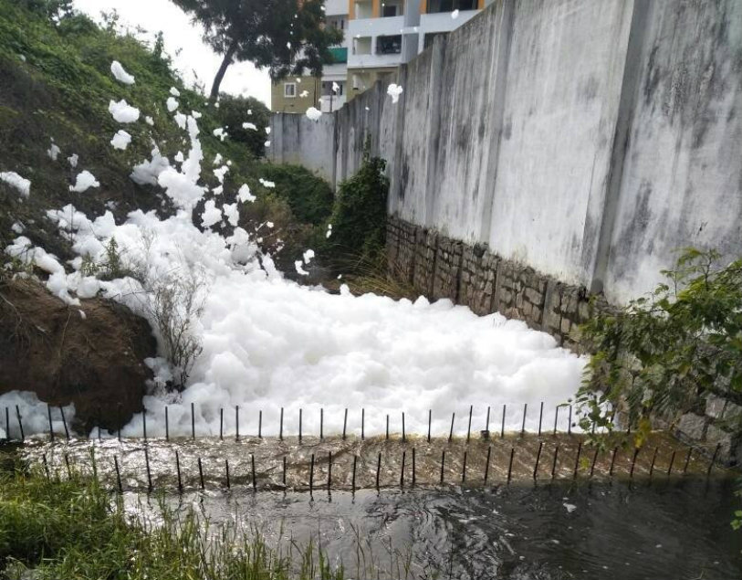 Hyderabad Lake is Frothing,R.K. Puram Lake Frothing,toxic foam,Bellandur lake foamed up,United Federation of Residents,Pollution Control Board