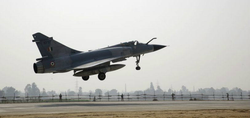 Indian Air Force Conduct Landing Exercise,IAF Planes on Lucknow Agra Expressway,Indian Air Force Latest News,Mango News,IAF Breaking News,Lucknow Agra Expressway News,Indian Air Force Inventory to Exercise Landing on Highway