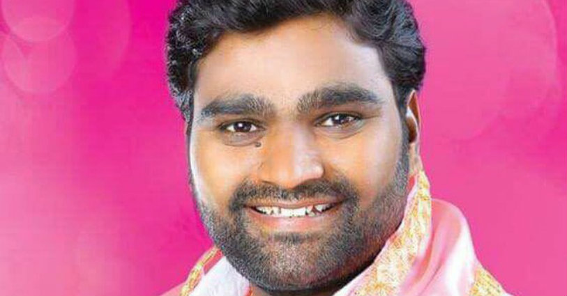 TRS Activist Brutally Thrashes Wife,Mango News,TRS Leader Srinivas Reddy Caught on Camera Brutally Beating his Wife,Sangeetha Filed Case of Domestic Violence Against Telangana Youth Leader Srinivas Reddy,TRS Leader Srinivas Reddy Video,TRS Leader Srinivas Reddy Caught Beating Video