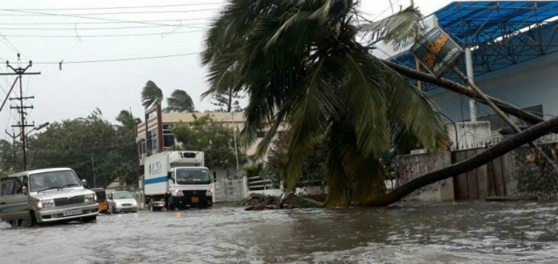 Cyclone Ockhi Damage Over Night In Tamil Nadu and Kerala,Mango News,Cyclone Ockhi Live Updates,Cyclone Ockhi brings heavy rain to Tamil Nadu & Kerala,Tamil Nadu Latest News,Kerala Latest News,Cyclone Ockhi damage to the Southern parts of Tamil Nadu and Kerala