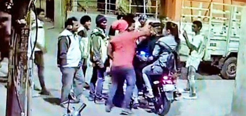 Drunk Men Beat Up Two Men And A Woman In Bengaluru,Mango News,Latest Breaking News 2018,Latest Politics News,India Political News,Drunk Men Dancing on Road in Bengaluru,New Year Eve in Bengaluru,Video Shows Drunk Men Dancing in Bengaluru,Bengaluru Breaking News,Bengaluru Latest News,Drunk Men Beat Up In Bengaluru