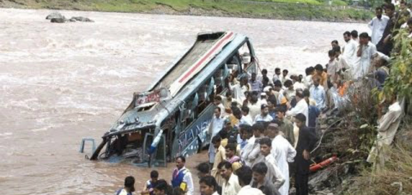Kolhapur Bus Falls Into River As The Driver Loses Control,Kolhapur Bus accident,Tragic bus accident in Kolhapu,13 people lost their lives in Kolhapur accident,Maharashtra Kolhapur accident incident case,bus fell into the Panchganga river at Kholapur,Kolhapur Police Anil Shinde said the rescue and search operations were launched,mango news,latest national news 2018,Kolhapur accident 2018