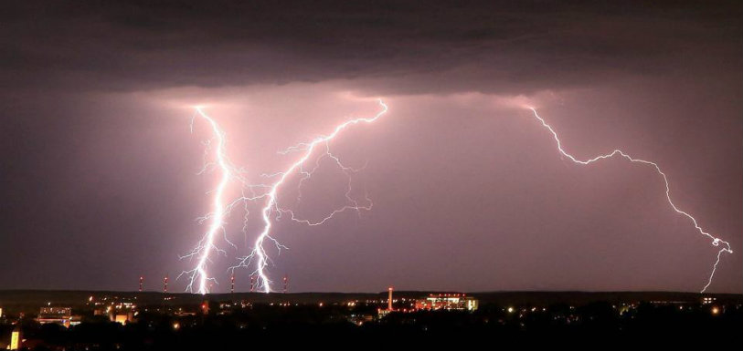 IMD Issues Two Day Thunderstorm Warning In Hyderabad,Mango News,Breaking News Headlines,India News Live Updates,Hyderabad Breaking News,Telangana News Updates,Thunderstorm Warning in Hyderabad,Indian Meteorological Department,IMD scientists,temperature in Hyderabad