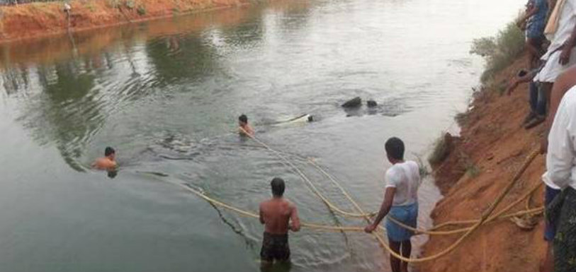 Nalgonda 9 People Killed After Tractor Falls In AMRP Canal,Mango News,Breaking News Headlines,India News Live Updates,Telangana Breaking News,Alimineti Madhava Reddy Project Canal in Nalgonda,Nalgonda AMRP Canal,Nine killed as Tractor Falls into Canal