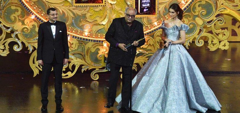 IIFA Awards Boney Kapoor Breaks Down While Receiving Sridevi Award, Mango News, IIFA Awards 2018, Sridevi Wins Best Actress for MOM, IIFA Awards 2018 ,Sridevi IIFA,iifa awards, IIFA Best Actress, MOM Movie, Bollywood Latest Updates, 2018 Hindi Movies