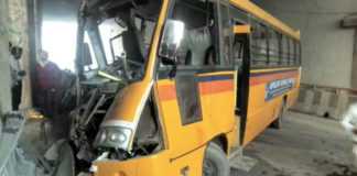 Noida – 16 Injured In A School Bus Accident, Noida Accident Latest News, Noida Apeejay School Bus Hits Divider, School Bus Crashes Into Divider, Mango News, School Bus Accident Latest News, Noida Bus Accident Updates, School Bus hit at Rajnigandha Chowk Noida