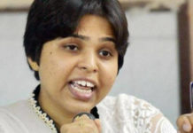 Sabarimala Temple – Trupti Desai Forced To Leave Cochin, Sabarimala Protesters Block Activist Trupti Desai, Activist Trupti Desai Latest News, Sabarimala Temple Women Entry Case Latest News, Mango News, Sabarimala protests Latest updates, Sabarimala temple reopening, Trupti Desai Forced to return home, Sabarimala protests Highlights