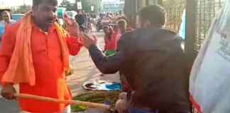 Lucknow Kashmiri Street Vendors Assaulted By Right Wing Dal, Kashmir Vendors Attacked In Lucknow, 2 Kashmiri Men Thrashed, 2 Kashmiri street vendors beaten up, Mango News, Attacks Against Kashmiris, Kashmiri Dry Fruit Seller Attacked in Lucknow, Lucknow Uttar Pradesh Kashmir Traders Attacked,