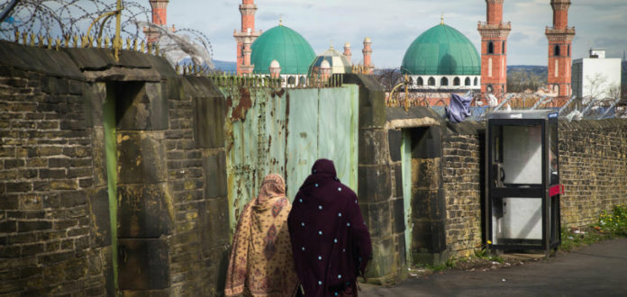 Pune Couple Moves SC To Open All Mosques For Women, Muslim women's entry into mosques, Muslim women in mosques, entry of Muslim women into mosques, SC Admits Muslim Couple's Plea, Mango News, plea on allowing women inside mosques,