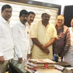 BJP Protests Against Lathi Charge On Raja Singh, MLA Raja Singh scuffle with Hyd cops, BJP MLA injured in police action, BJP MLA Raja Singh alleges injury, BJP calls for bandh in Goshamahal, Mango News, BJP MLA Raja Singh Attack Issue, Raja Singh VS Hyderabad Police Latest news