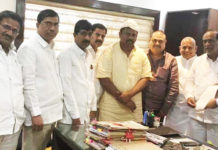 BJP Protests Against Lathi Charge On Raja Singh BJP Protests Against Lathi Charge On Raja Singh, MLA Raja Singh scuffle with Hyd cops, BJP MLA injured in police action, BJP MLA Raja Singh alleges injury, BJP calls for bandh in Goshamahal, Mango News, BJP MLA Raja Singh Attack Issue, Raja Singh VS Hyderabad Police Latest news