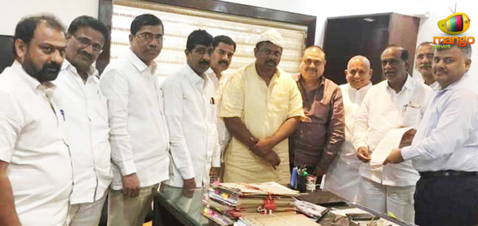 BJP Protests Against Lathi Charge On Raja Singh, MLA Raja Singh scuffle with Hyd cops, BJP MLA injured in police action, BJP MLA Raja Singh alleges injury, BJP calls for bandh in Goshamahal, Mango News, BJP MLA Raja Singh Attack Issue, Raja Singh VS Hyderabad Police Latest news