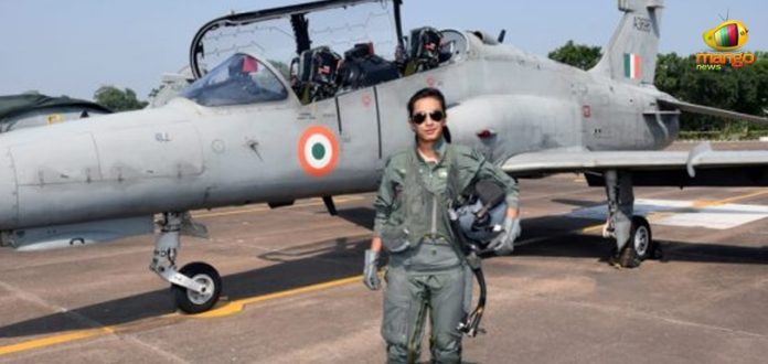 Flight Lieutenant Mohana Singh,First Woman Fighter Pilot To Fly Hawk Jet,Mango News,Breaking News Headlines,First Woman Fighter Pilot,Indian Air Force,Hawk advanced jet aircraft,first woman fighter pilot Mohana Singh,women pilots,First Female Fighter Pilot