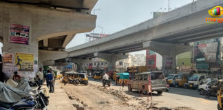Hyderabad – Crane Collapses On Road At Tolichowki,Mango News,Accident at Tolichowki flyover,Road accident at Tolichowki fly over,Traffic Police used Special Lights in Night Time At hyderabad,Hyderabad Latest News