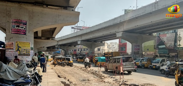 Hyderabad – Crane Collapses On Road At Tolichowki,Mango News,Accident at Tolichowki flyover,Road accident at Tolichowki fly over,Traffic Police used Special Lights in Night Time At hyderabad,Hyderabad Latest News