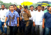Nitesh Rane INC MLA Assaults Government Official Nitesh Rane INC MLA Assaults Government Official, MLA attacks government official, Congress MLA Nitesh Rane news, Nitesh Rane Leads Mud Attack On Maharashtra Engineer, Mob led by Congress MLA Nitesh Rane, Mango News, Former Maharastra CM’s son pours mud over engineer