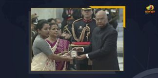 Chinese Army, Colonel Santosh Babu, Colonel Santosh Babu accorded Mahavir Chakra posthumously, Colonel Santosh Babu Wife, Galwan braveheart Colonel Santosh Babu, Galwan martyrs honoured, Galwan Valley, Galwan valley clash hero Colonel Santosh Babu accorded Mahavir Chakra posthumously, Mahavir Chakra Posthumously gallantry award, Mahavir Chakra Posthumously To Colonel Santosh Babu, Mango News, President Kovind, President Kovind Confers Mahavir Chakra Posthumously To Colonel Santosh Babu, President of India, Ram Nath Kovind