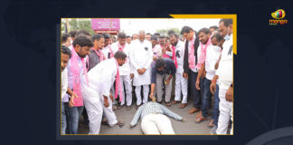 TRS,TRS Conducts Protest Against PM Modi's Telangana Statehood Remark Burn Effigies, TRS Conducts Protest Against PM Modi's Telangana Statehood Remark, TRS Conducts Protest Against PM Modi's Telangana Statehood Remark Burn And Effigies, TRS activists held protests across the former Karimnagar district, PM Modi's Telangana-Andhra Pradesh Bifurcation Comments In Parliament, KTR Demands Apology, Telangana-Andhra Pradesh Bifurcation Comments, Working President of Telangana demanded an apology from Narendra Modi, Narendra Modi, Prime Minister of India, KTR, KT Rama Rao, Working President of Telangana, comments of Narendra Modi during the parliament, PM Narendra Modi's remarks on Telangana in Parliament, Mango News, PM Modi's Telangana Statehood Remark Burn Effigies, PM Modi,