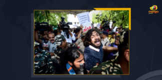 JNU Students Protest Outside Delhi Police Headquarters, JNU Students Protest, Delhi Police Headquarters, Jawaharlal Nehru University students, Jawaharlal Nehru University students Protest Outside Delhi Police Headquarters, JNU Students, JNU violence, Students Stage Protest Near Delhi Police Headquarters, Students Protest, JNU violence News, JNU violence Latest News, JNU violence Latest Updates, JNU violence Live Updates, Left-wing student organisations called a protest at the Delhi Police headquarters, Tughlaq Road Police Station, Mango News,