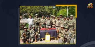 Jammu And Kashmir BSF Recovers Ammunitions And Weapons Indian Troops On Alert, Jammu And Kashmir, BSF Recovers Ammunitions And Weapons, Indian Troops On Alert, Border Security Force Recovers Ammunitions And Weapons, Border Security Force, BSF, BSF recovered a cache of arms and ammunition during a SSO at the International Border of Jammu and Kashmir, International Border of Jammu and Kashmir, Indo-Pak Border, Indo-Pak, Indo-Pak International Border, Pakistan-based terrorists into the Indian territory, Pakistan-based terrorists, Border Security Force Latest News, Border Security Force Latest Updates, Border Security Force Live Updates, Ammunitions And Weapons, Mango News,