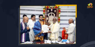 Maharashtra Govt Offers 10 Acres Land To TTD For Temple Construction, Minister Aditya Thackeray Handed over Land Document to TTD Chairman To Construct Temple at Navi Mumbai, Minister Aditya Thackeray Handed over Land Document to TTD Chairman, TTD Chairman To Construct Temple at Navi Mumbai, Temple at Navi Mumbai, Navi Mumbai, TTD Chairman, Minister Aditya Thackeray, Maharashtra govt offers 10 acres land to TTD, Maharashtra Tourism Minister Aditya Thackeray on Saturday handed over the Land Document to TTD Chairman, Maharashtra Tourism Minister Aditya Thackeray, Minister Aditya Thackeray, Maharashtra Tourism Minister, Tourism Minister Aditya Thackeray, Aditya Thackeray hands over documents of land to TTD Chairman To Construct Temple at Navi Mumbai, Mango News,