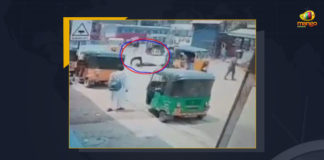 Telangana Stalker Stabs Woman In Broad Day Light In Hyderabad City, Stalker Stabs Woman In Broad Day Light In Hyderabad City, Telangana Stalker Stabs Woman In Broad Day Light, Stalker Stabs Woman, a woman was left injured after her stalker attacked her with a knife, a scary incident of an attempt to murder happened on Hafiz Baba Nagar road in Old Hyderabad, Hafiz Baba Nagar road in Old Hyderabad, An unidentified man attacked a married woman with a knife, Stalker Stabs Woman In Hafiz Baba Nagar road in Old Hyderabad, Telangana Stalker News, Telangana Stalker Latest News, Telangana Stalker Latest Updates, Telangana Stalker Live Updates, Mango News,