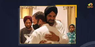 Rahul Gandhi Meets Sidhu Moose Wala's Family And Expresses Condolences, Punjab Rahul Gandhi Meets Slain Singer and State Congress Leader Sidhu Moose Wala's Family, Rahul Gandhi Meets Slain Singer and State Congress Leader Sidhu Moose Wala's Family, Rahul Gandhi Meets Slain Singer Sidhu Moose Wala's Family, Rahul Gandhi Meets Punjab State Congress Leader Sidhu Moose Wala's Family, Rahul Gandhi Meets Sidhu Moose Wala's Family, Congress MP Rahul Gandhi met with murdered singer-politician Sidhu Moose Wala's family, singer-politician Sidhu Moose Wala's family, Sidhu Moose Wala's family, Congress MP Rahul Gandhi, MP Rahul Gandhi, Rahul Gandhi, Congress leader Rahul GandhI, Rahul Gandhi met the family of slain Punjabi singer Shubhdeep Singh Sidhu, slain Punjabi singer Shubhdeep Singh Sidhu, Mango News,