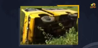 a private school bus overturned in a roadside agricultural field, School Bus Overturned In Nellore District Of AP 2 Students Injured, 2 Students Injured School Bus Overturned, School Bus Overturned, Nellore District, School bus overturns in Nellore, Private School Bus Overturns In Buchireddypalem, Nellore Private School Bus News, Nellore Private School Bus Latest News And Updates, Nellore Private School Bus Live Updates, Mango News,