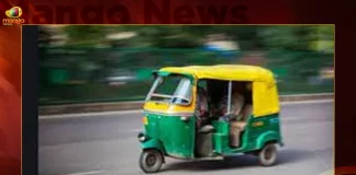 Auto Driver Thrashed Brutally By Group In Hyderabad,Auto Driver Thrashed,Auto Driver Thrashed In Hyderabad,Auto Driver Thrashed Brutally By Group,Hyderabad,Hyderabad Crime News,Mango News,Mango News Telugu,Telangana Crime News,Hyderabad Crime News Yesterday,Telangana Crime News Today,Hyderabad Crime Branch,Hyderabad Crime,Hyderabad Crime News And Latest Updates,Hyderabad Crime News Telugu,Hyderabad Police News,