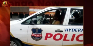 Mailardevpally Police Personnel Attacked 4 Personnel Injured,Mailardevpally Police Personnel Attacked,4 Personnel Injured,Mailardevpally Police Attacked,Mango News,Policemen attacked by goldsmiths at Charminar,Mailardevpally Latest News,Mailardevpally Latest Updates,Mailardevpally Live News,Mailardevpally Police News Today,Mailardevpally Police Latest News,Mailardevpally Police Live News,Hyderabad News,Telangana News,Telangana Latest News and Updates