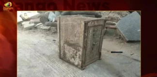 Mysterious Iron Almirah Creates Suspense Amongst People In Kurnool,Mysterious Iron Almirah Creates Suspense,Almirah Creates Suspense Amongst People,Almirah Creates Suspense In Kurnool,Mango News,Andhra Pradesh Mysterious iron Almirah found,Mysterious Iron Almirah Latest News,Kurnool News Today,Kurnool Almirah News Updates,Andhra Pradesh Latest News,Andhra Pradesh News,Andhra Pradesh News and Live Updates,Kurnool Almirah Latest News