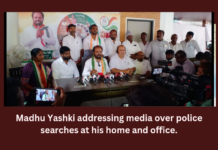 Police conducts search at Madhu Yashkis house,Police conducts search,Madhu Yashkis house,Congress, Madhu Yashki, Revanth Reddy, TPCC,Police carried out a search at Congress,Mango News,Police Raids On Congress Leader,Inspections at LB Nagar Cong candidate,Telangana Congress leader protests,Congress Leaders Residence Raided,Congress Leader Madhu Goud Yaskhi,Madhu Yashki Latest News,Madhu Yashki Latest Updates,Madhu Yashki Live News,TPCC Latest News,TPCC Latest Updates